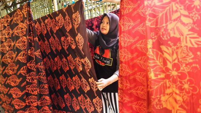 The ASEAN-wide Self-Certification Scheme is expected to benefit particularly the small manufacturers and traders that have had difficulty getting the proper documents to avail of preferential tariff under the trade agreement. Photo credit: iStock/Bastian Saputra.