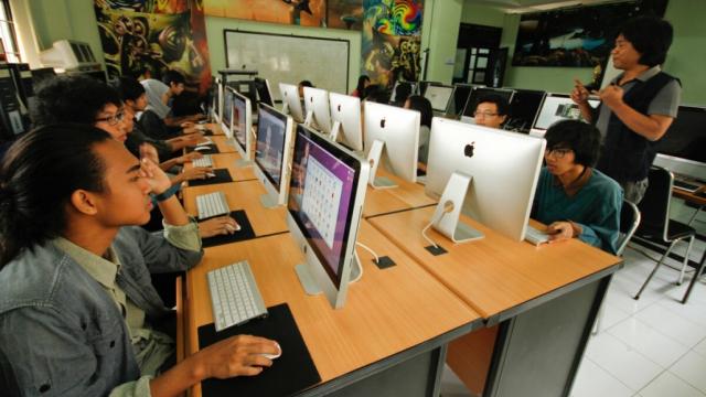University students of the Institut Teknologi Bandung learn computer skills during IT class. Photo credit: ADB.